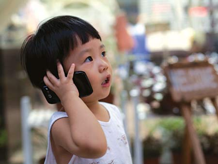Điện thoại di động ảnh hưởng đến não của bé