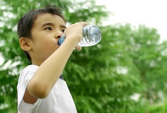 Bé 3-6 tuổi cần uống bao nhiêu nước mỗi ngày?