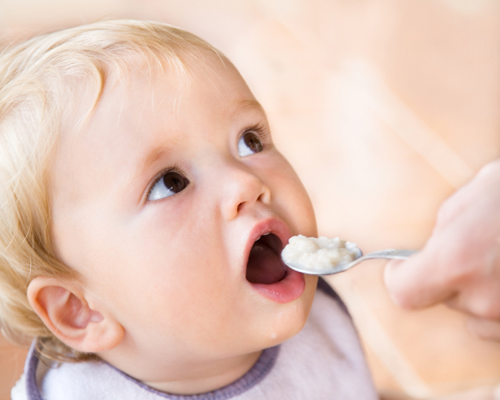 Để bé không bị nôn trớ