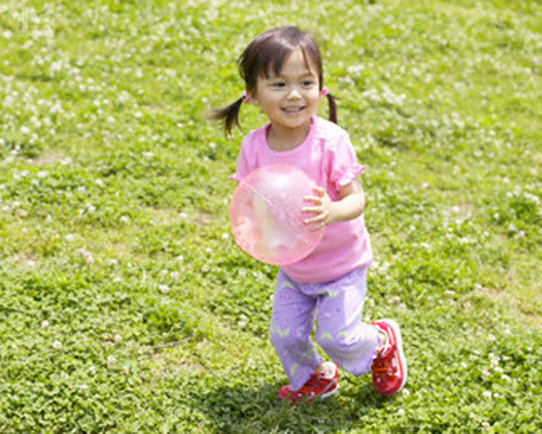 Hoạt động nào giúp bé cao lớn hơn?