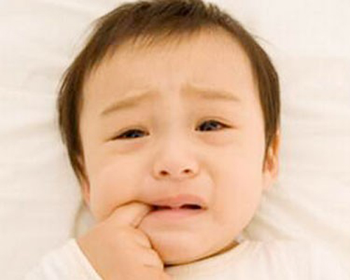 Giúp bé giảm đau khi mọc răng
