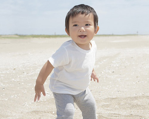 Giúp bé đi bộ an toàn