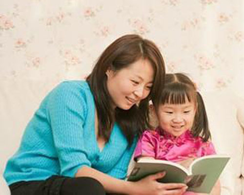 Bé thông minh hơn vì mẹ sáng tạo khi đọc truyện