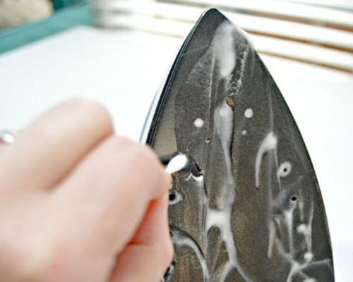 Mẹo làm sạch vết cháy trên mặt bàn là hơi nước