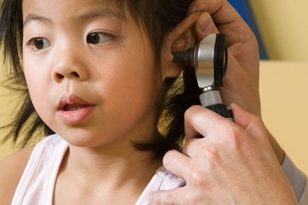 Bé bị viêm tai giữa nặng, thậm chí điếc nếu mẹ cố ép bé xì mũi