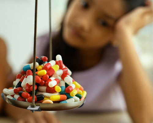 Cho bé dùng thuốc sai cách - nguy hiểm khôn lường