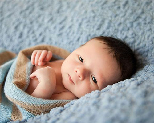 Bé sơ sinh có nhiều lông măng
