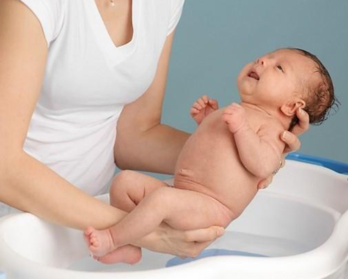 Làm sao để bé không khóc khi tắm?