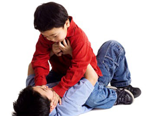 Bé thích bạo lực