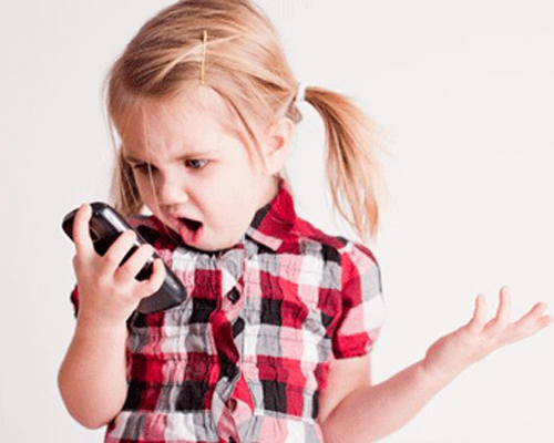 Điện thoại di động ảnh hưởng đến não của bé