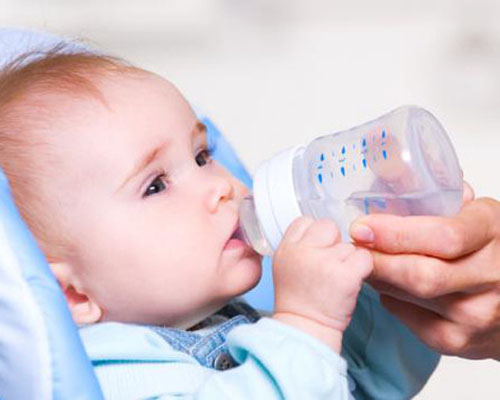 Cho bé uống nước như thế nào là đủ?