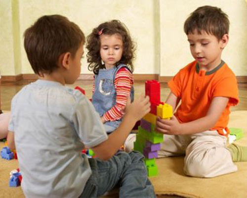 Giúp bé kết bạn