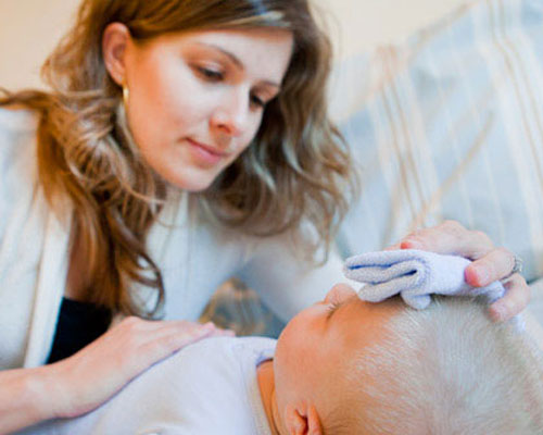 Trị sốt nóng cho bé không dùng thuốc