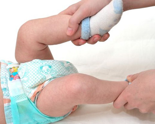 Kích thích bé đi tiêu