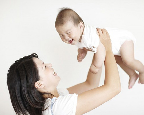 Trẻ sẽ bị tổn thương não vĩnh viễn vì hành động quen thuộc của cha mẹ Việt 