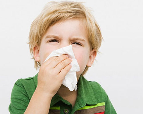 Chăm sóc bé bị viêm mũi họng do vi-rút