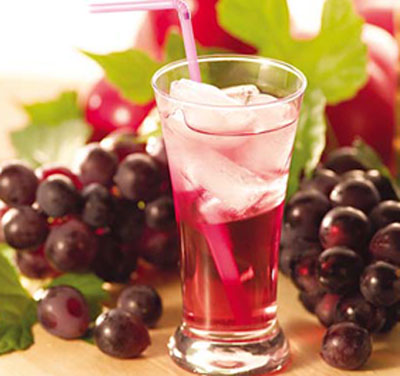 Có nên cho bé uống nước ép trái cây? 