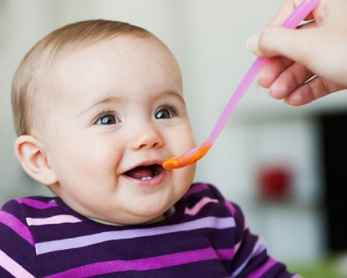 Giúp bé biết ăn bột, cháo