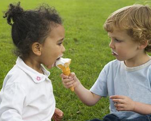 Dạy con biết chia sẻ