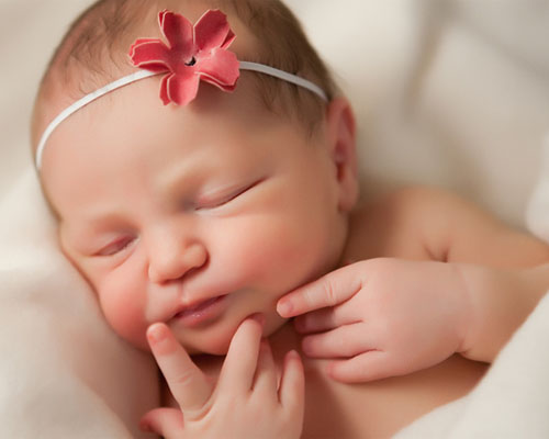 Bé gái "thương mẹ" từ khi còn trong bụng mẹ hơn bé trai