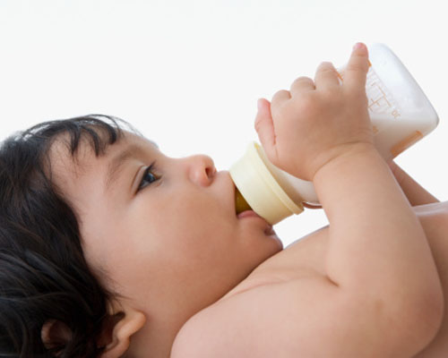 Có nên thay đổi sữa khi bé bị bệnh?